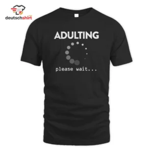 Adulting Please Wait T-Shirt – Lustiges Geburtstagsgeschenk getragen von Lena H.