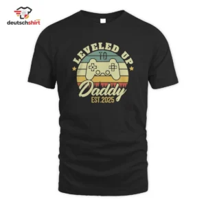 Aufgestiegen bis Papa 2025 Merch – Bio T-Shirt Geschenk getragen von Lena F.