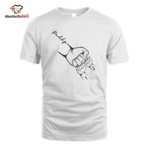 Papa Geschenk personalisiert mit Kind Namen Bio T-Shirt getragen von Anna Klein