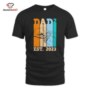 Papa 2023 Merch T-Shirt: 2 Kinder Papa Geschenk getragen von Katharina Meyer